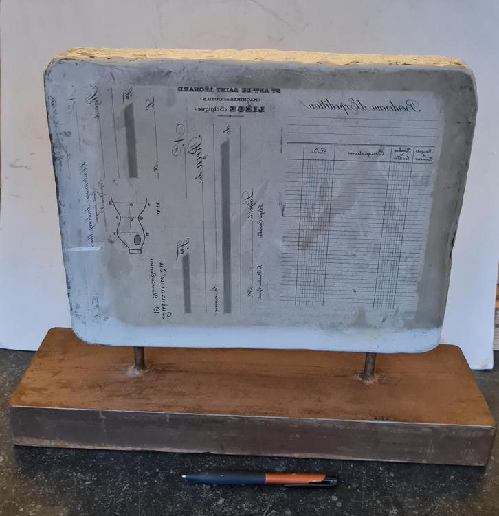 Grote gesokkelde oude druksteen - UNIEK CURIOSITY, Antiek en Kunst, Kunst | Etsen en Gravures, Ophalen