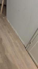 Op zoek naar iemand die plinten kan zetten