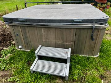 Jacuzzi 6 personen beschikbaar voor biedingen