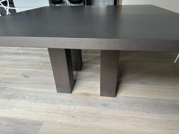 Vierkante tafel van massief hout beschikbaar voor biedingen
