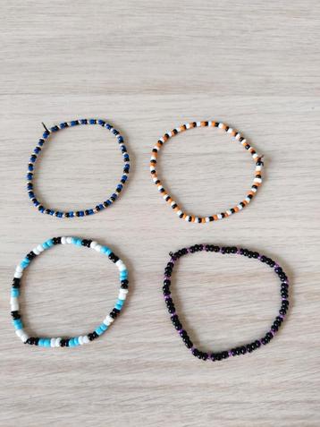 4 Armbandjes beschikbaar voor biedingen