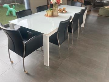 Tafel met stoelen beschikbaar voor biedingen