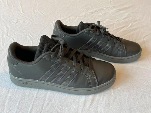 Zwarte sneakers ADIDAS Grand Court grijze zool maat 36 2/3, Kinderen en Baby's, Kinderkleding | Schoenen en Sokken, Zo goed als nieuw