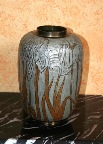 Art Nouveau stijl koperen vaas met relief tekening beschikbaar voor biedingen