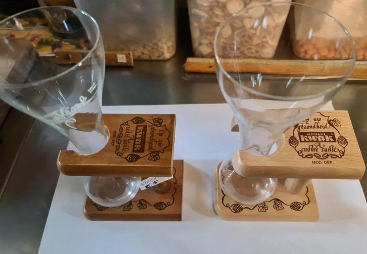Verre Pauwel Kwak dans un support en bois
Ce sont des origin, Collections, Marques de bière, Enlèvement ou Envoi