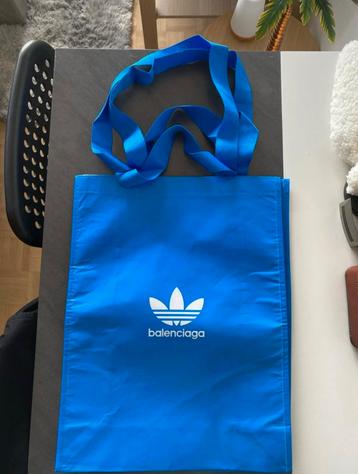 Balenciaga x Addidas beschikbaar voor biedingen