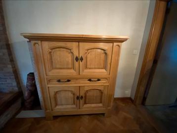 Eikhouten kast beschikbaar voor biedingen