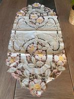 Antieke witte handgeborduurde placemat bloemenpatroon, Huis en Inrichting, Gebruikt