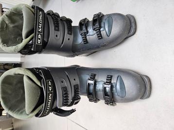 Skischoen en skiset met stok  beschikbaar voor biedingen