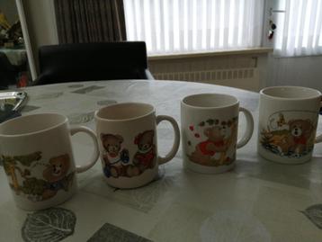 4 mokken met beertjes beschikbaar voor biedingen