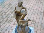 naakte vrouw op een bronzen stoel gesigneerd NICK., Antiek en Kunst, Ophalen of Verzenden, Brons