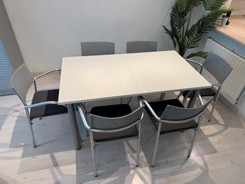Witte uittrekbare eettafel beschikbaar voor biedingen