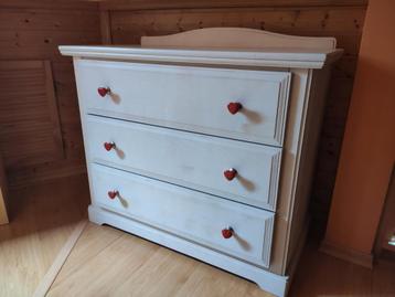 Wit gebeitste, grenen, landelijke ladekast met rode hartjes beschikbaar voor biedingen