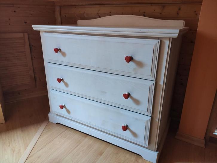 Wit gebeitste, grenen, landelijke ladekast met rode hartjes, Huis en Inrichting, Kasten | Ladekasten, Zo goed als nieuw, Ophalen