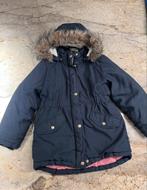 Donkerblauwe winterjas met kap. Maat 128, Kinderen en Baby's, Kinderkleding | Maat 128, Ophalen, Meisje, Name it, Zo goed als nieuw