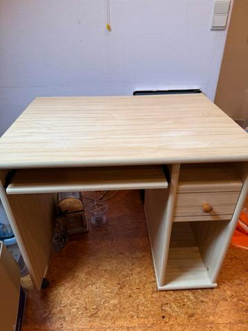 Computertafel/bureau beschikbaar voor biedingen
