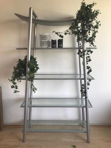 Rek binnenhuis beschikbaar voor biedingen