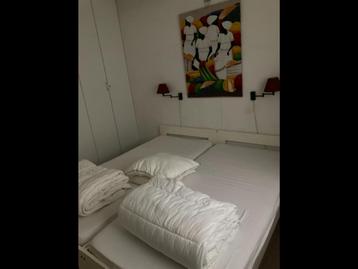 2 bedden met gelakt houten frame + lattenbodems  beschikbaar voor biedingen