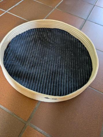Kattenmand beschikbaar voor biedingen