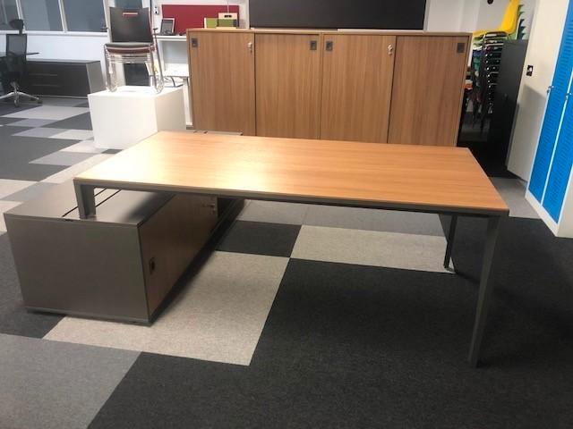 Directiebureau merk Quadrifoglio X5, Huis en Inrichting, Bureaus, Zo goed als nieuw, Ophalen