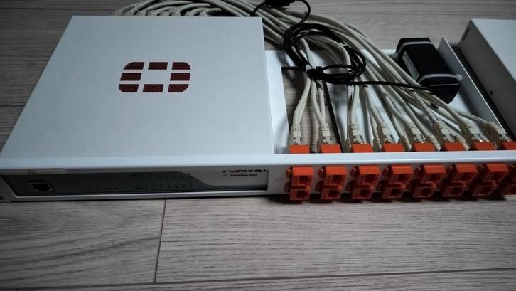 2x Fortinet Fortigate 90D firewalls, Informatique & Logiciels, Routeurs & Modems, Enlèvement