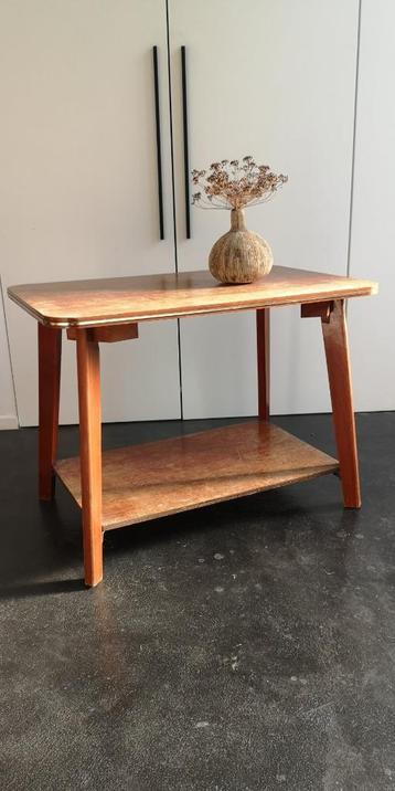 Table de salon vintage disponible aux enchères