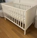 IKEA SUNDVIK lit bébé plus matelas SKONAST, Enlèvement, Comme neuf