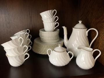 Tafel-en koffieservies Wedgwood fine porcelain beschikbaar voor biedingen