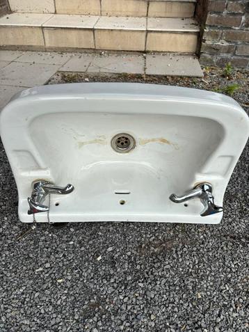 Porseleien lavabo met 2 kraantjes beschikbaar voor biedingen