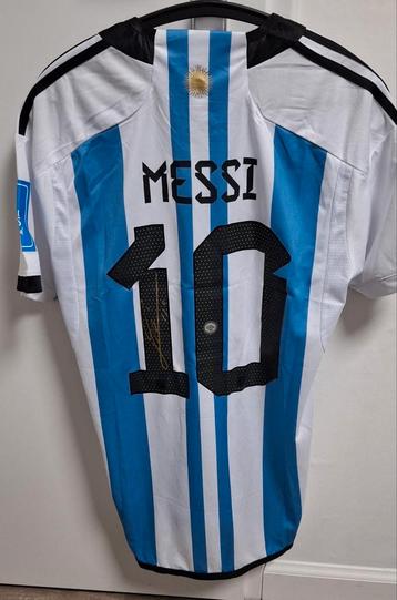 Gesigneerd shirt van Argentinië door Messi met COA en foto.