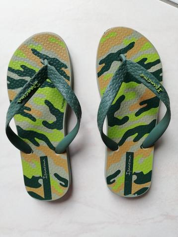 Claquettes vertes camouflage Ipanema pointure 33/34