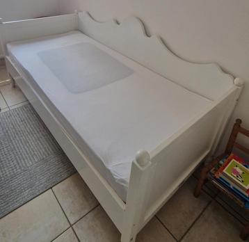 1 persoonsbed met matras en 3 flanellen dekbedovertrekken  beschikbaar voor biedingen