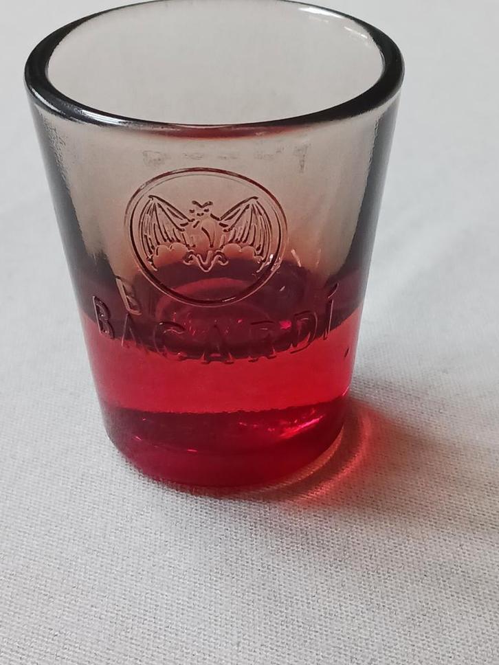 Bacardi Fuego 'shot'glaasje met rode voet., Verzamelen, Glas en Drinkglazen, Zo goed als nieuw, Borrel- of Shotglas, Ophalen of Verzenden