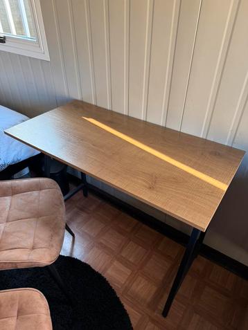 Eikenhouten tafeltje met 2 cognac kleurige stoelen beschikbaar voor biedingen