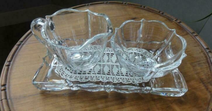 Kristallen roomstel + onderschaaltje met gehaakt kleedje, Antiek en Kunst, Curiosa en Brocante, Ophalen of Verzenden