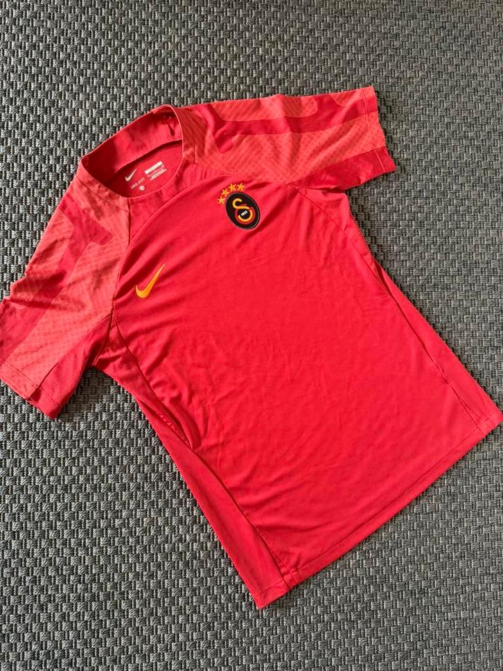 Galatasaray Trainingsshirt - Iconisch Rood Design, Sport en Fitness, Voetbal, Gebruikt, Shirt, Maat S, Ophalen of Verzenden