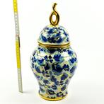 Vintage vaas met deksel wit met goud en blauwe bladeren, Huis en Inrichting, Woonaccessoires | Vazen, Ophalen, Gebruikt, Wit, Aardewerk of Porselein