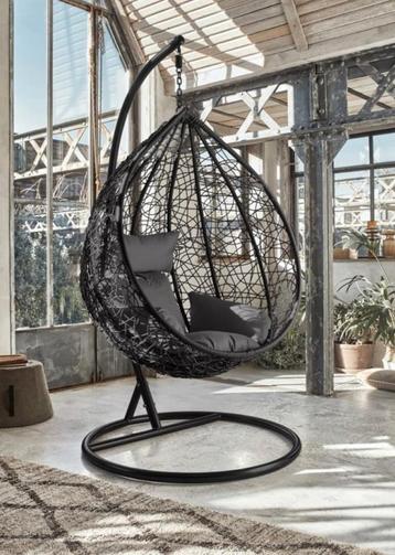 Egg chair / hangstoel in kunstrotan zwart