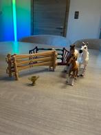 Schleich 3 paarden , plus weide , springtoestel + beker €15, Enlèvement, Comme neuf
