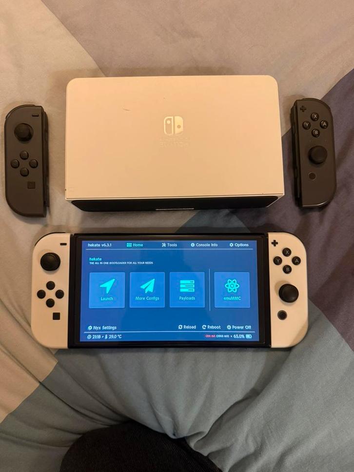 Schakel OLED onder de atmosfeer in., Games en Spelcomputers, Spelcomputers | Nintendo Switch, Zo goed als nieuw, Switch OLED, Met 3 controllers of meer