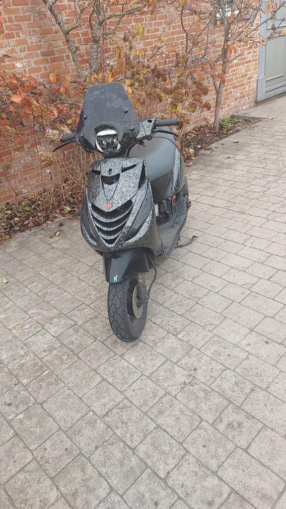 Zip 50 cc, Fietsen en Brommers, Scooters | Piaggio, Zo goed als nieuw, Zip, Klasse A (25 km/u), Benzine, Ophalen