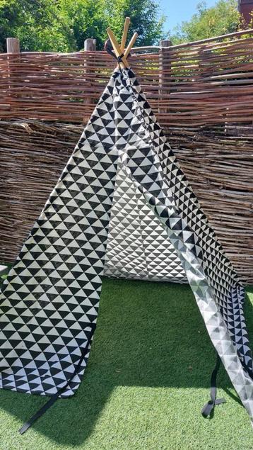 Speeltent tipi zwart/wit beschikbaar voor biedingen