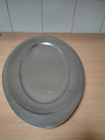 Opdienschotel in metaal   in goede staat   de vorm is ovaal beschikbaar voor biedingen