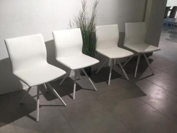 Set van 4 nieuwe stoelen beschikbaar voor biedingen