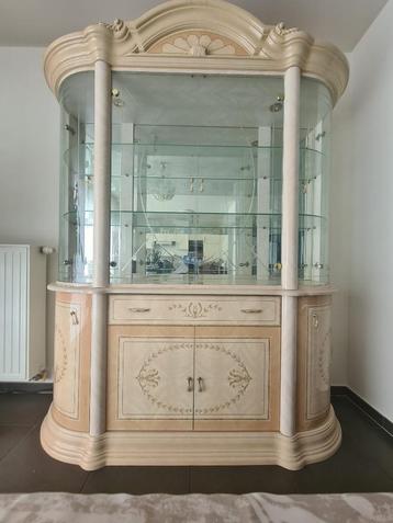 Hoge vitrinekast in lichte houtkleur – elegant en stevig beschikbaar voor biedingen