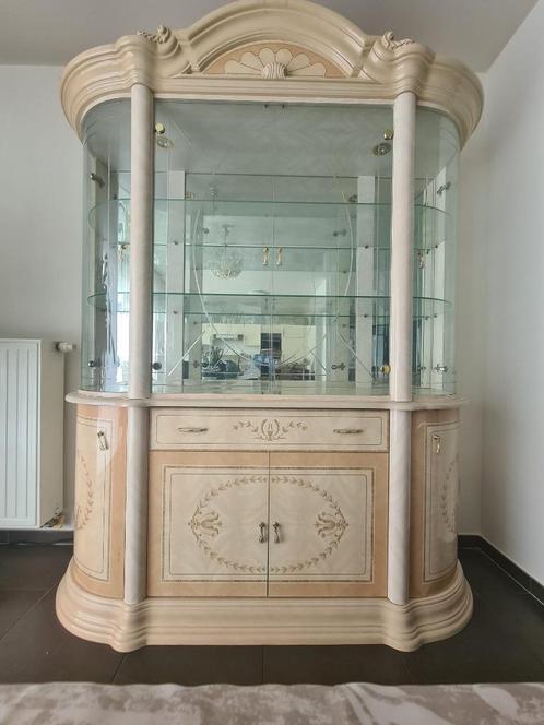 Hoge vitrinekast in lichte houtkleur – elegant en stevig, Huis en Inrichting, Kasten | Buffetkasten, Gebruikt, 200 cm of meer
