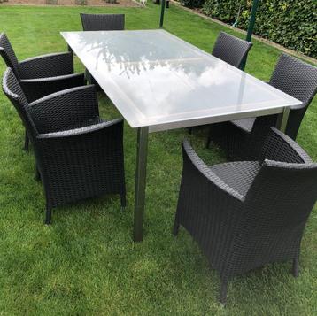 Tuintafel met 6 rotanstoelen en sierkussen beschikbaar voor biedingen