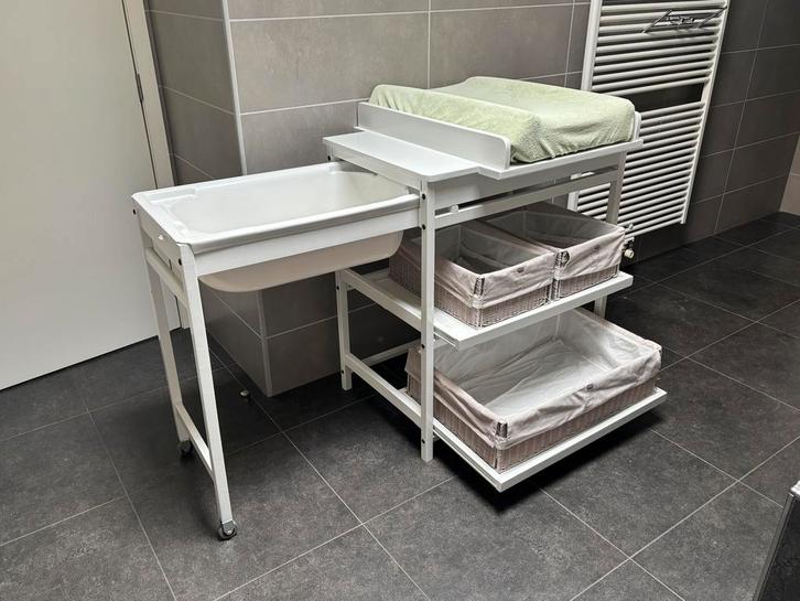 Verzorgingstafel Quax zo goed als nieuw met badje + mandjes, Kinderen en Baby's, Badjes en Verzorging, Zo goed als nieuw, Aankleedkussen
