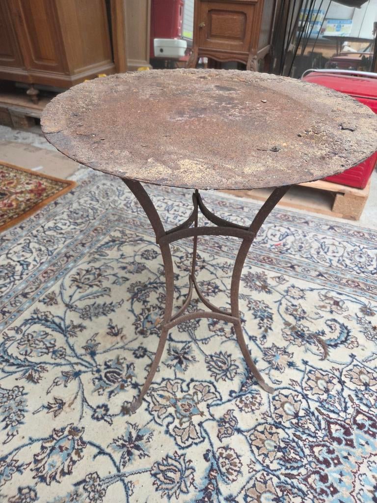 Ijzeren terras tafel, Enlèvement