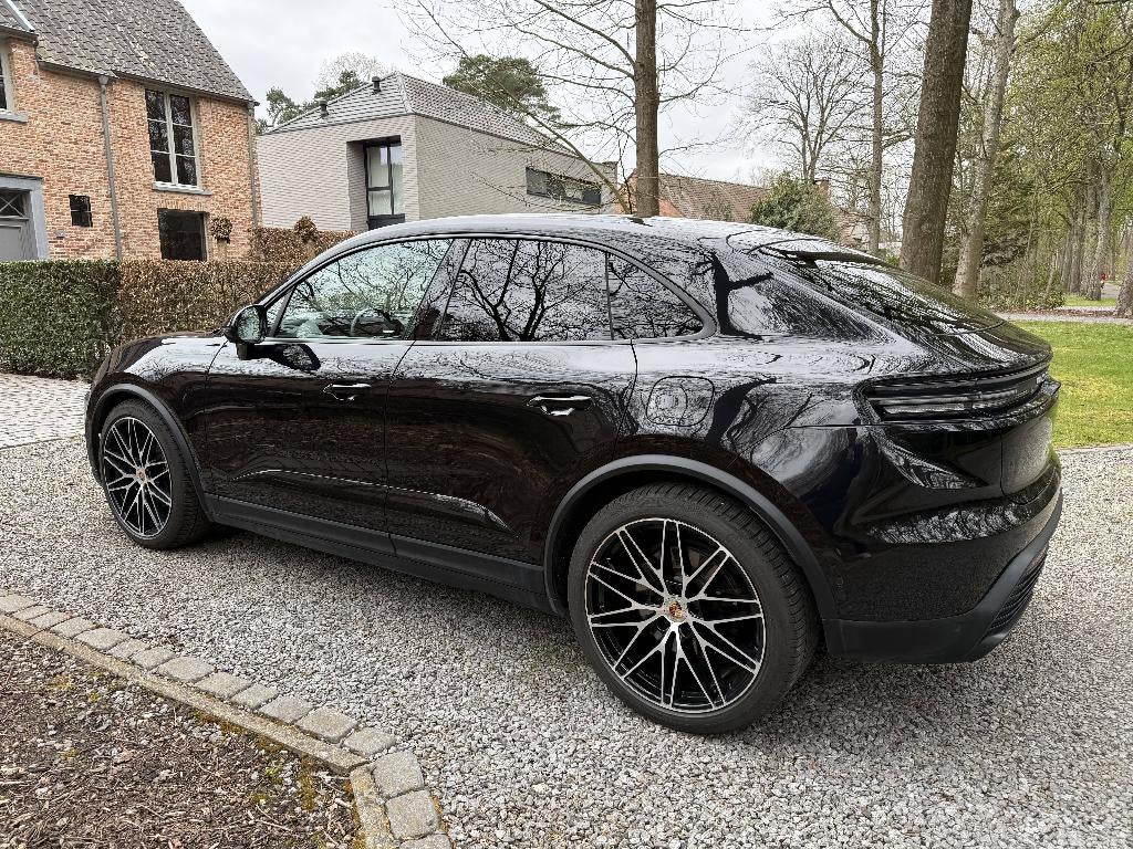 Porsche Macan 4 EV Pano/ 22 RS spyder/ Bose/ trekhaak/ PASM, Auto's, Automaat, Zwart, Zwart, Leder